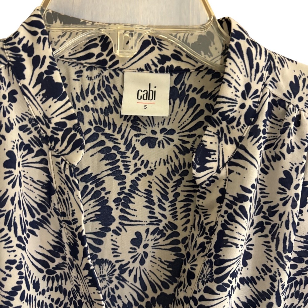 Cabi 5038 Women Blue White Abstract Shell Print Sleeveless Split Neck Blouse S - Picture 3 of 9
